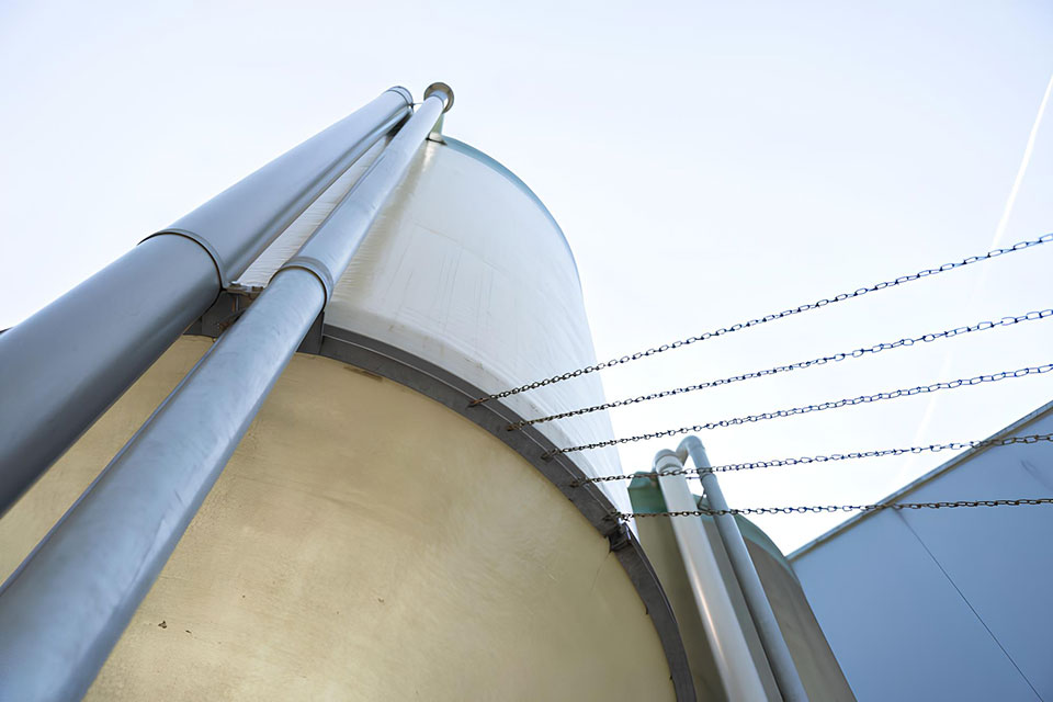 Vue en contre-plongée d'un silo pour animaux