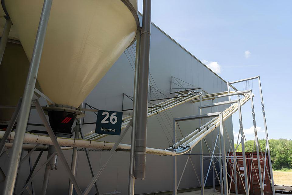 Installation extérieure pour le transport d'aliments à partir d'un silo